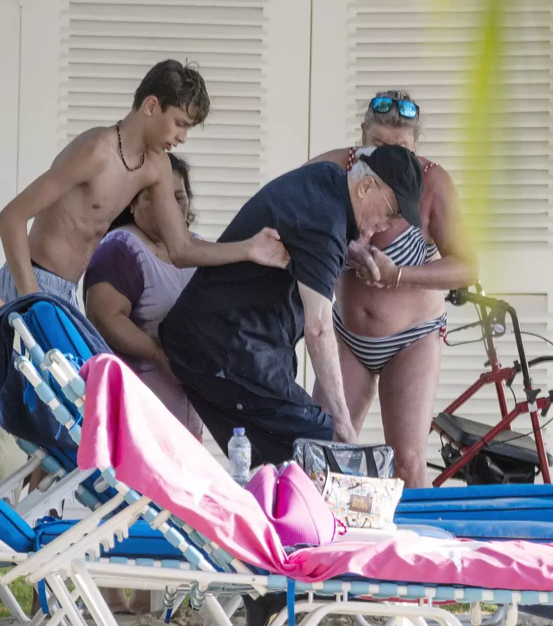 Michael Caine, vacanță relaxantă în Barbados. Cum a fost surprins pe plajă actorul de 90 de ani