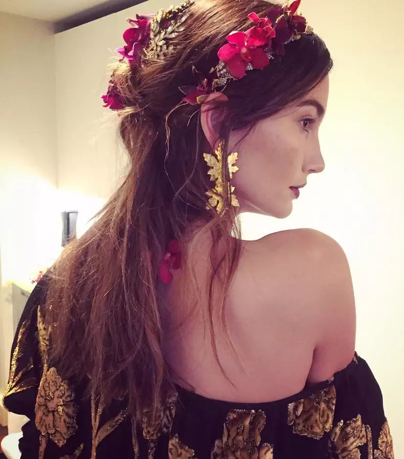 Chiar daca vara s-a terminat asta nu inseamna ca nu poti alege un look boho, cu accesorii florale plasate delicat in par.