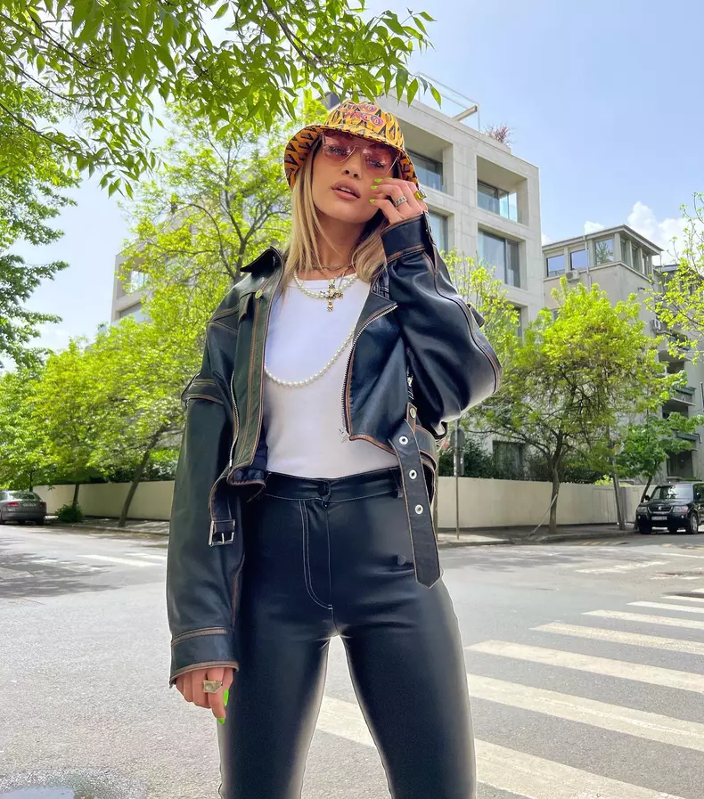 Tendințe primăvară-vară 2022 jachete biker Alina Eremia