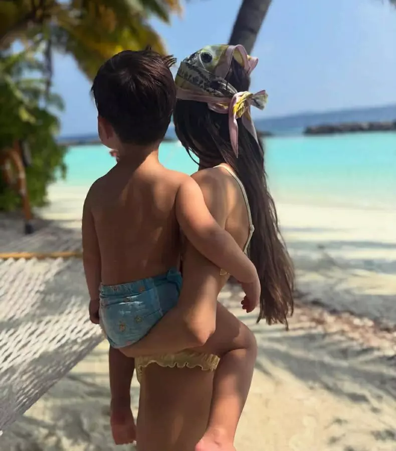 Theo rose si fiul ei