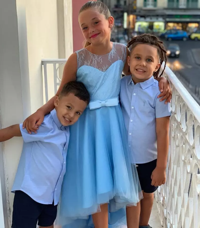 maia impreuna cu fratii ei