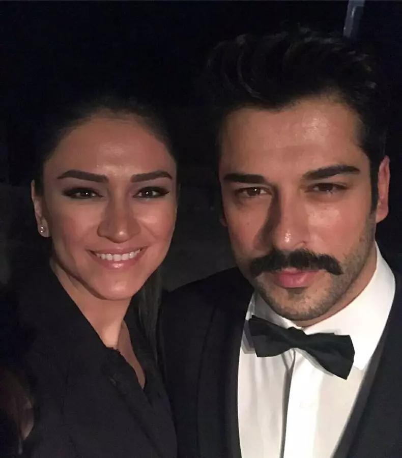 Burak Özçivit, “Bărbatul anului” în Turcia. Cum a aratat actorul la gala unde a fost premiat (2)