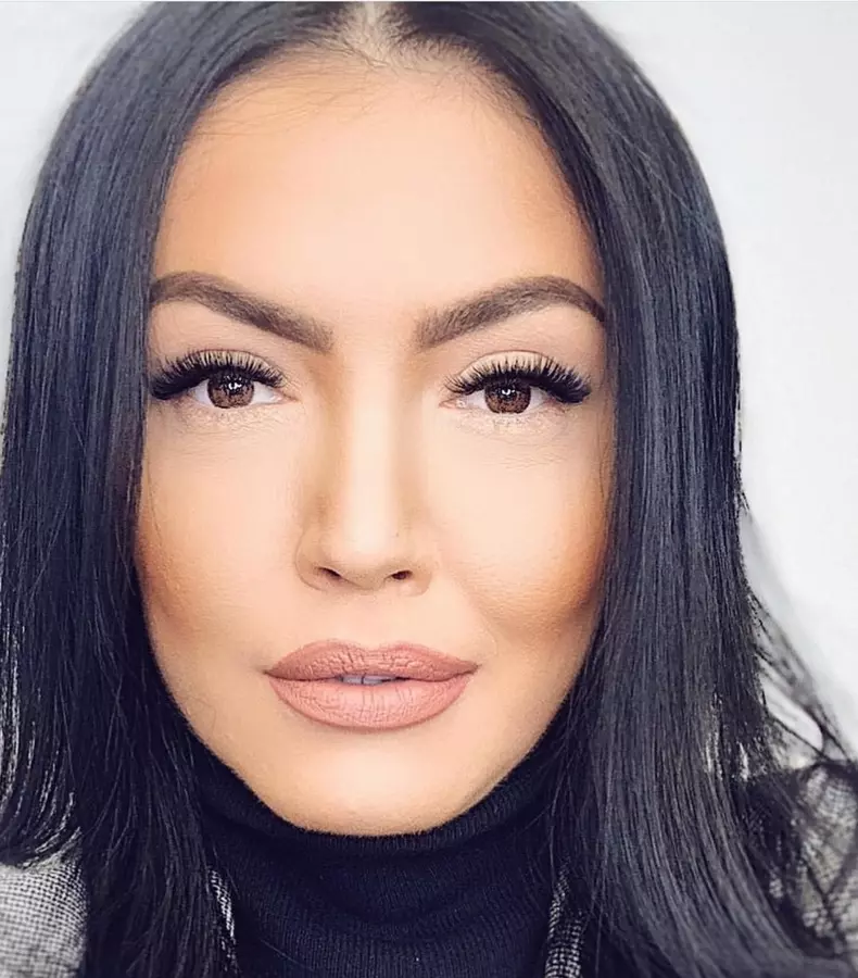 Andreea Mantea şi-a tatuat sprâncenele şi fanii o critică pentru rezultat