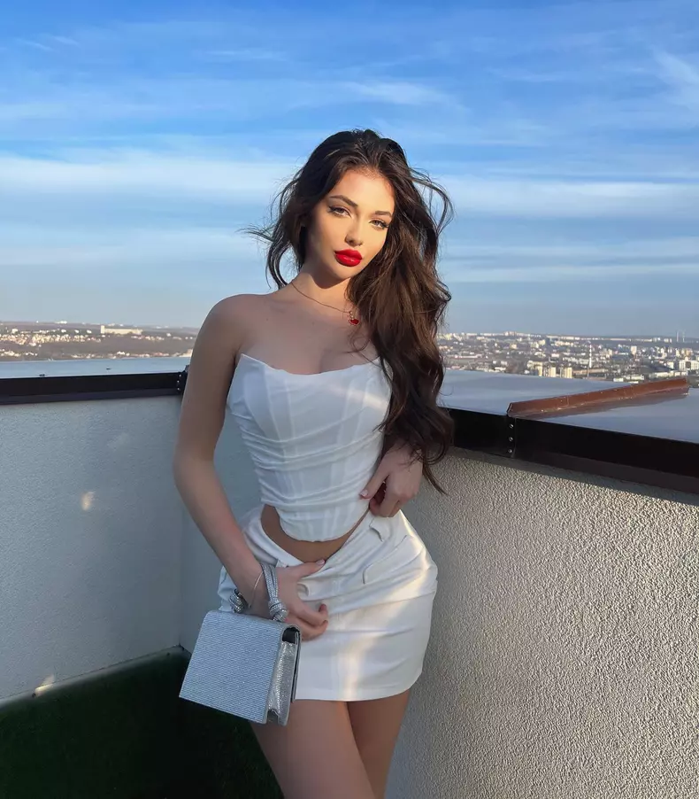 andreea bostanica in alb