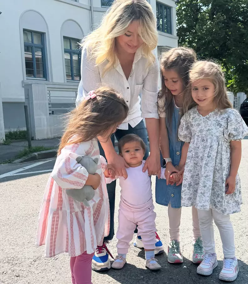 2. Laura Cosoi și fiicele ei