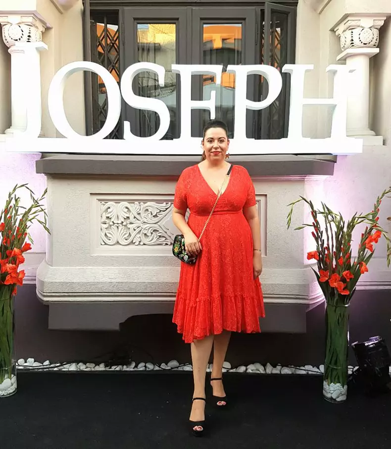oana roman in rochie rosie