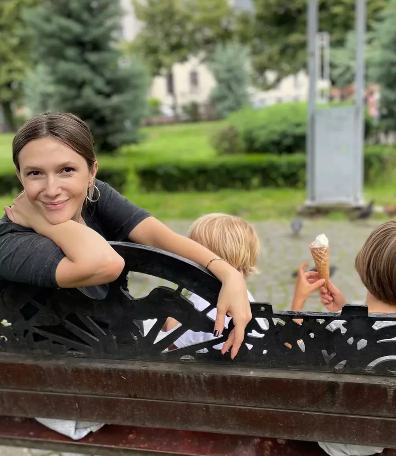 Adela Popescu și fiii ei