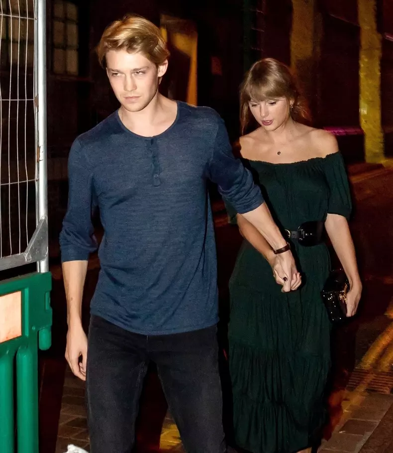 *PREMIUM-EXCLUSIVE* *MUST CALL FOR PRICING* *STRICTLY NO ONLINE USAGE UNTIL 19:15PM UK TIME ON 24/8/2018* - American Singer Taylor Swift and Joe Alwyn go for a rare date at a steak restaurant