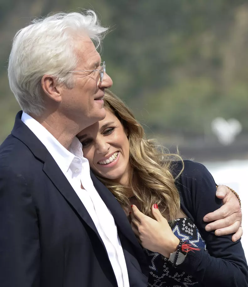 Richard Gere et sa compagne Alejandra Silva à la première de 'Time Out of Mind’ lors du 64ème Festival du Film de San Sebastian