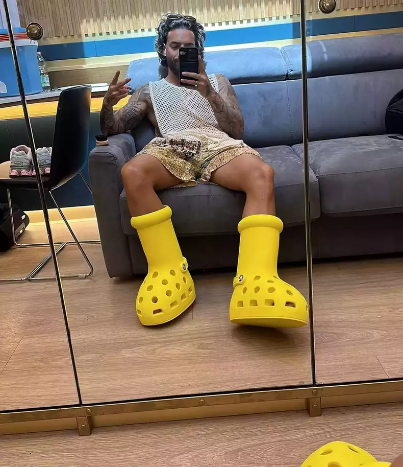 Maluma cizme galbene MSCHF Crocs