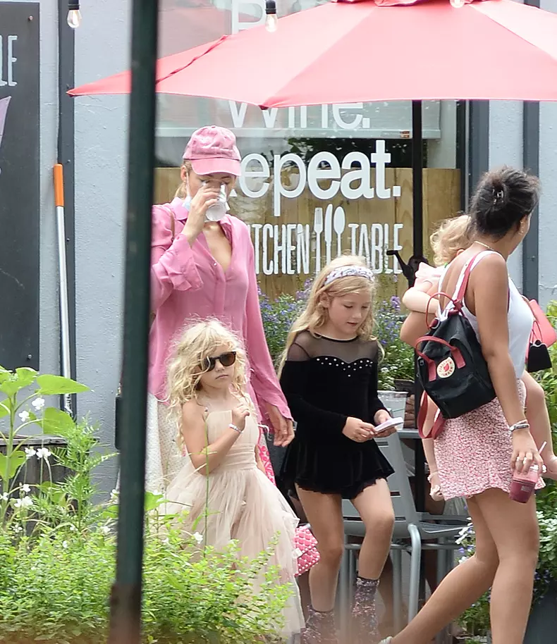 EXCLUSIVE: Blake Lively is Spotted Out to Eat With Family at a Cafe in Westchester County in New York.