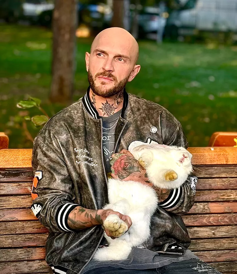 catalin bordea cu un iepure