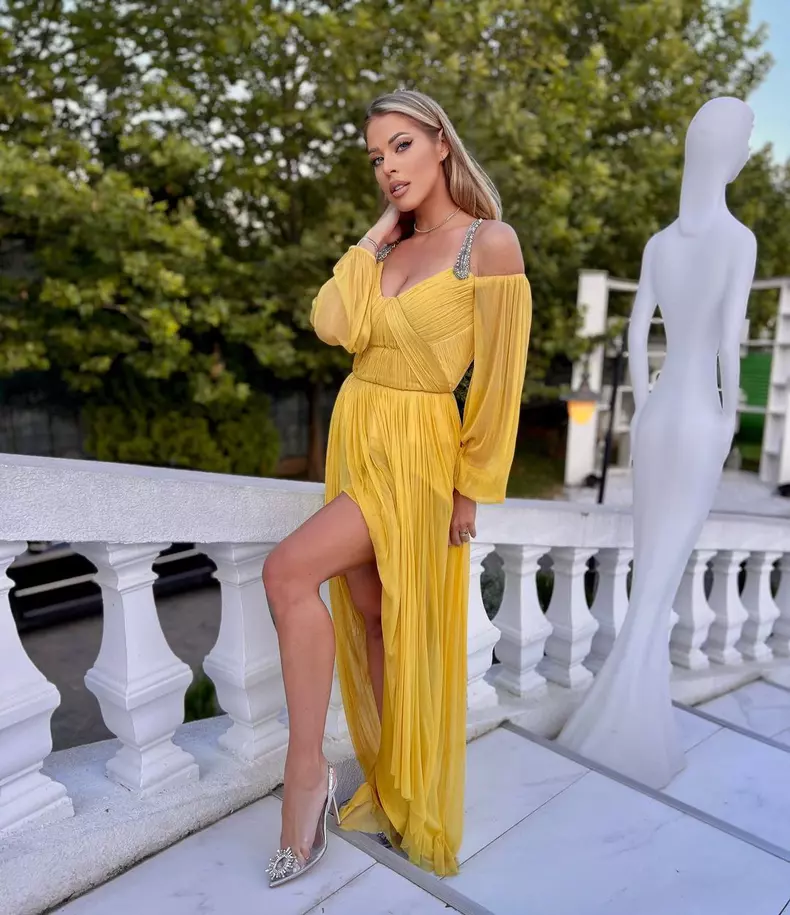 Cum-arata-Roxana-Nemes-in-costum-de-baie-dupa-ce-a-slabit-considerabil.-Cum-se-mentine-in-forma-7