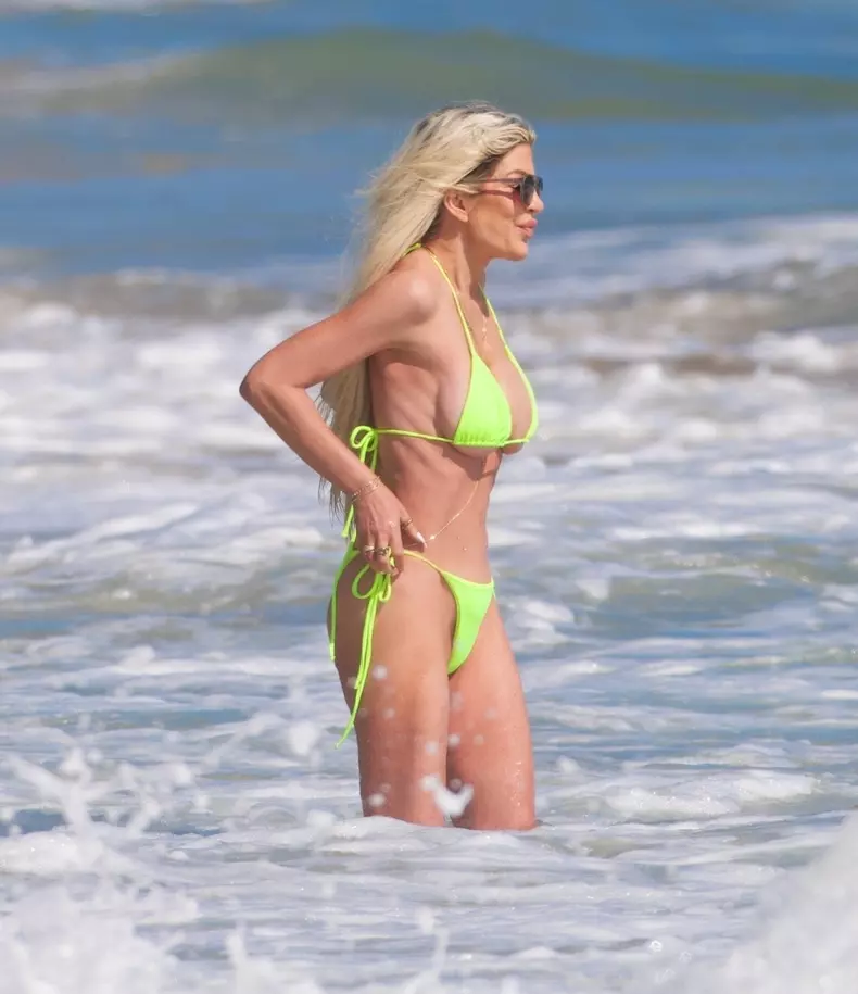 *PREMIUM-EXCLUSIVE* Beach Babe ! Tori Spelling Looks Smoking Hot in Neon Bikini as She Hits the Beach with Pals Before the 4th of July