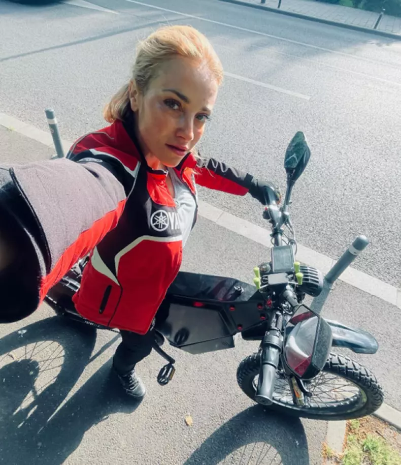 femeie-batuta-parc-17