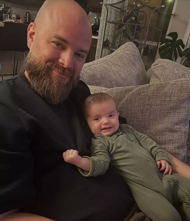 David-Gallagher-de-nerecunoscut-la-40-de-ani-Simon-din-Al-șaptelea-cer-este-acum-tată-a-două-fete (1)