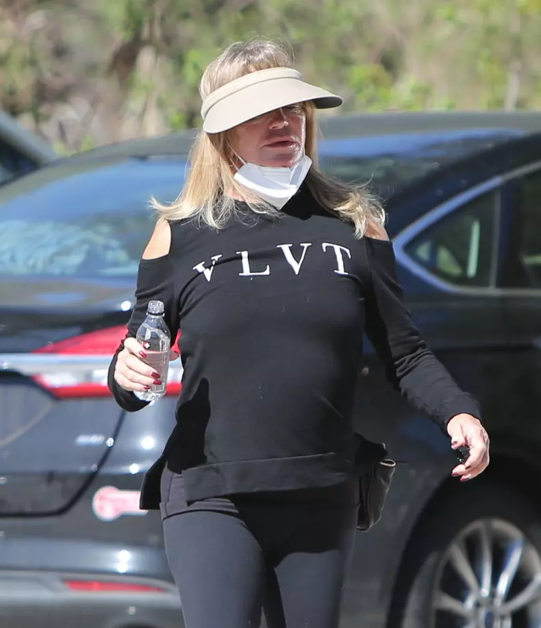 PREMIUM EXCLUSIVE Goldie Hawn Soaks Up The Sun Rays During Afternoon Hike With A Girlfriend