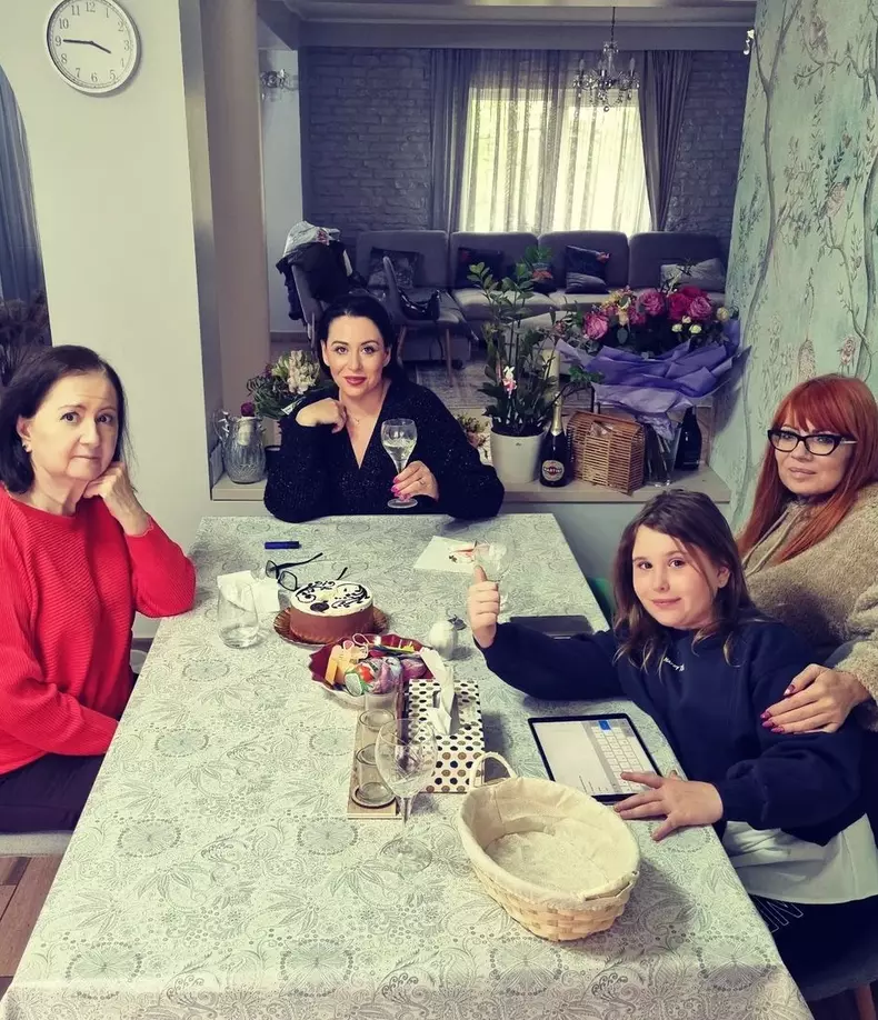 Mioara Roman Oana Roman Catinca Roman Isabela Elisei