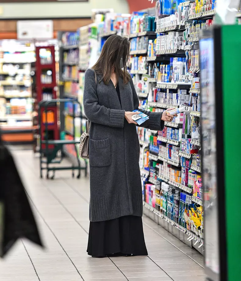 EXCLUSIVE: Angelina Jolie Does Some Grocery Shopping  at Gelson's Supermarket in Hollywood, CA.