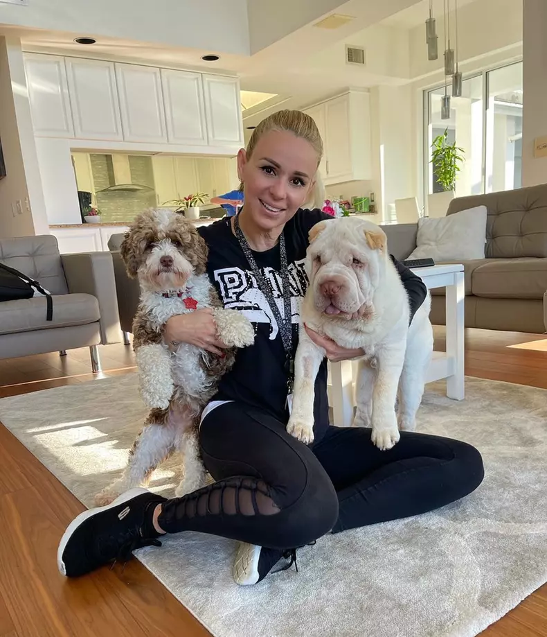 Din nou în țară. Catrinel Sandu a revenit în România, la 10 ani de când s-a mutat în America. Cine a însoțit-o (5)