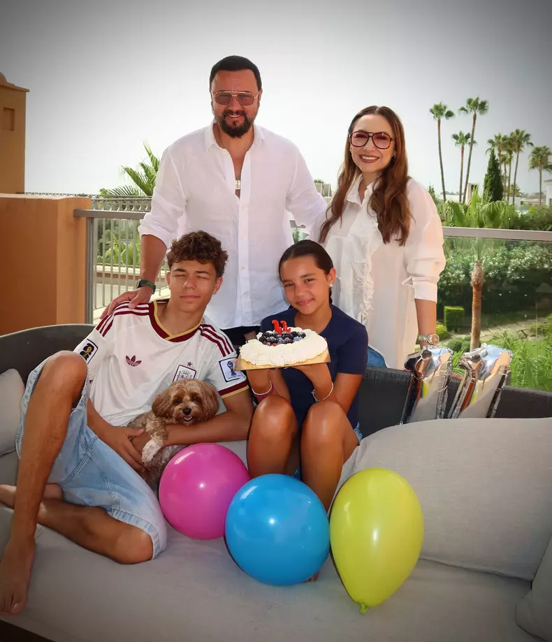 Cătălin Măruță, Andra și copiii lor, David Măruță și Eva Măruță (4)