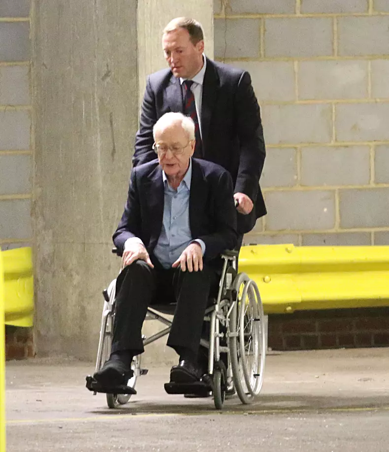 Michael Caine, vacanță relaxantă în Barbados. Cum a fost surprins pe plajă actorul de 90 de ani
