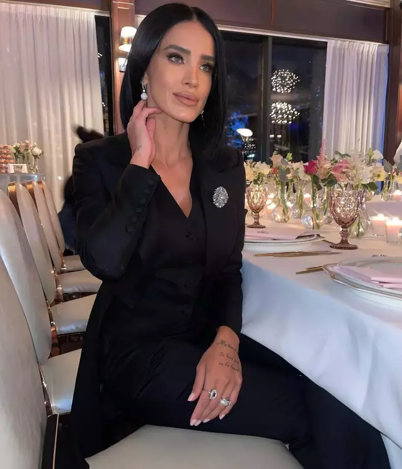 Adelina-Pestritu-6-879x1024-1