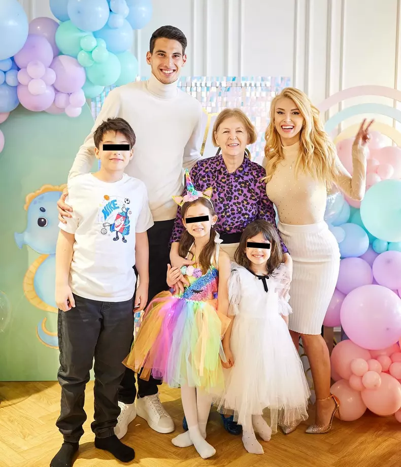 Andreea Bălan, iubitul ei, Victor Cornea, fiul sportivului, Luca, fetele artistei, Ella și Clara, și mama ei, Valeria