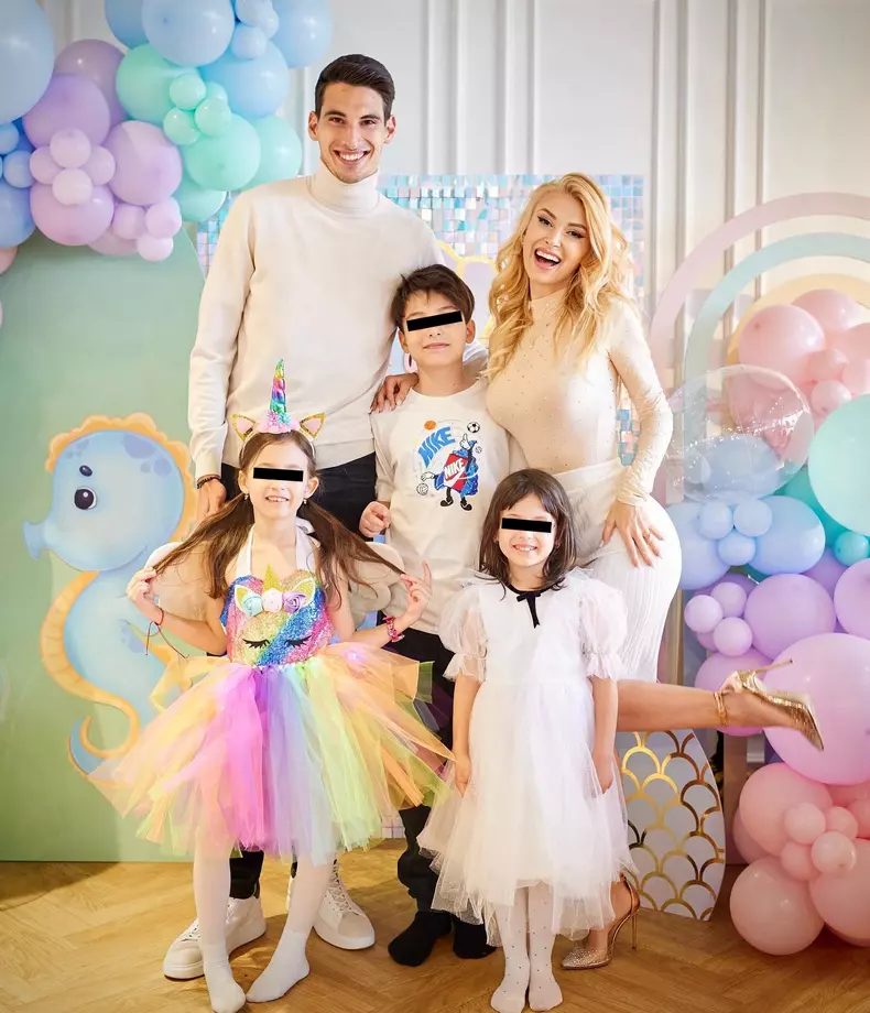 Andreea Bălan, iubitul ei, Victor Cornea, fiul acestuia, Luca, și fetele artistei, Ella și Clara