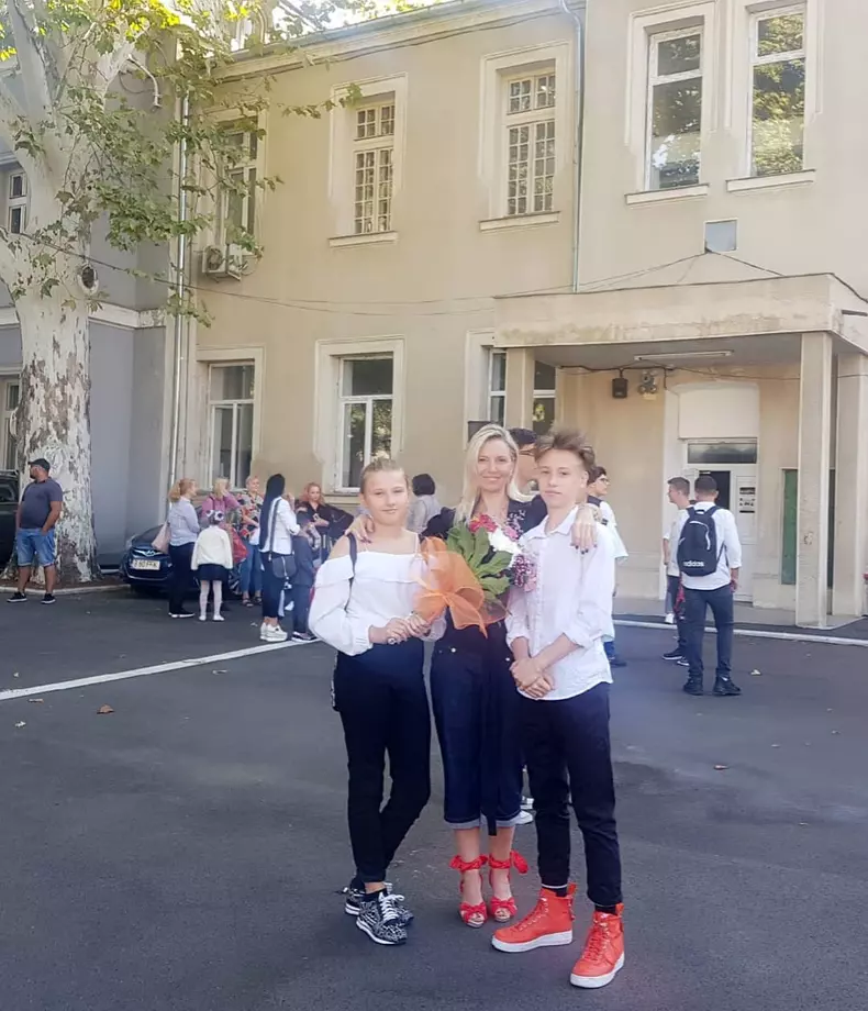 Mihaela Cernea și copiii ei în prima zi de școală