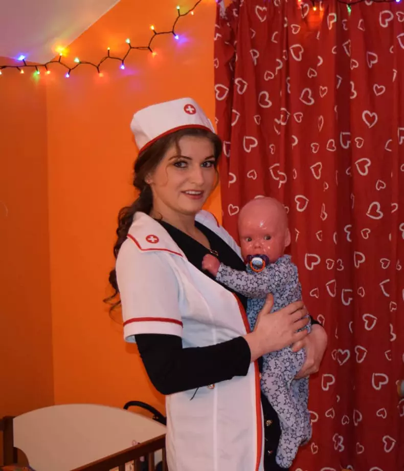 bebeluș confundat cu o păpușă din cauza unei boli rare de piele1