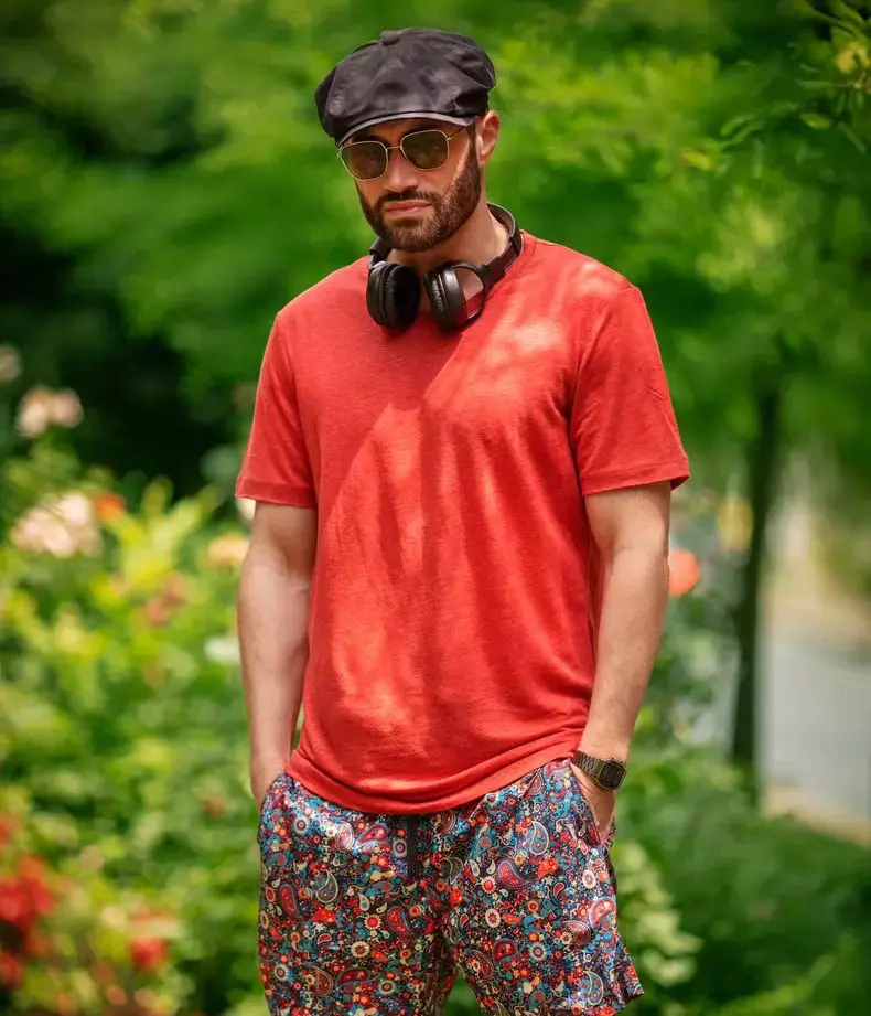 mihai bendeac in rosu