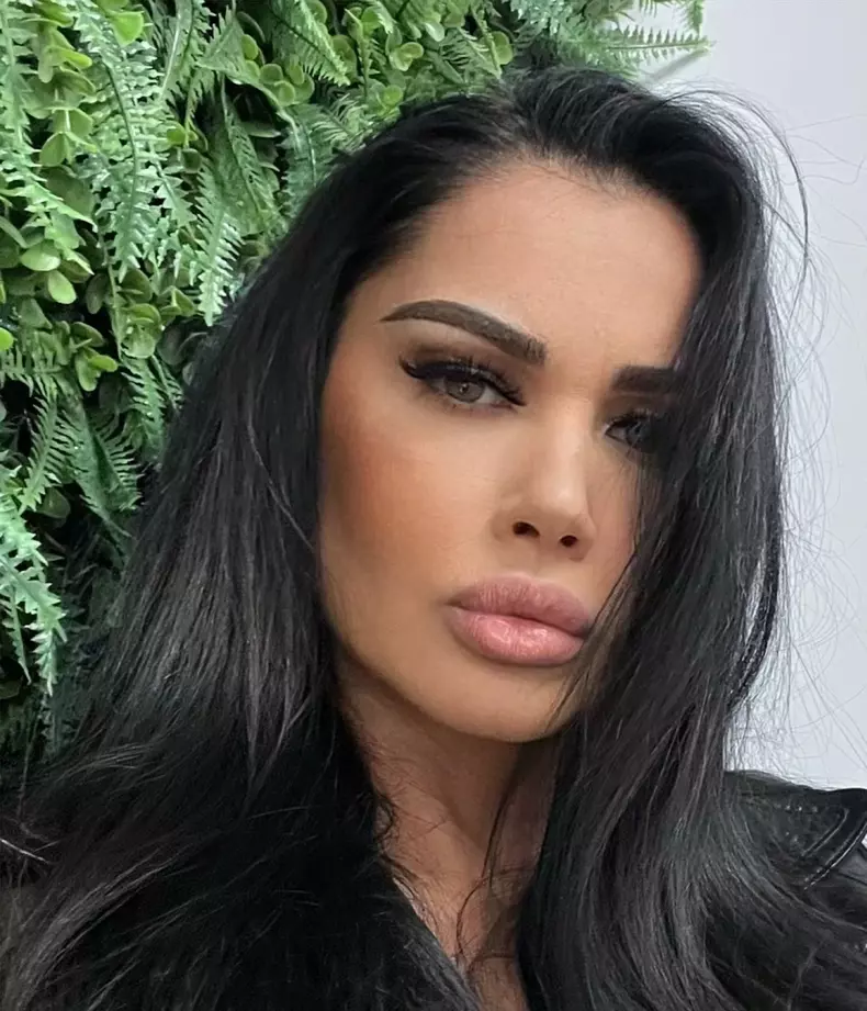 oana zavoranu selfie