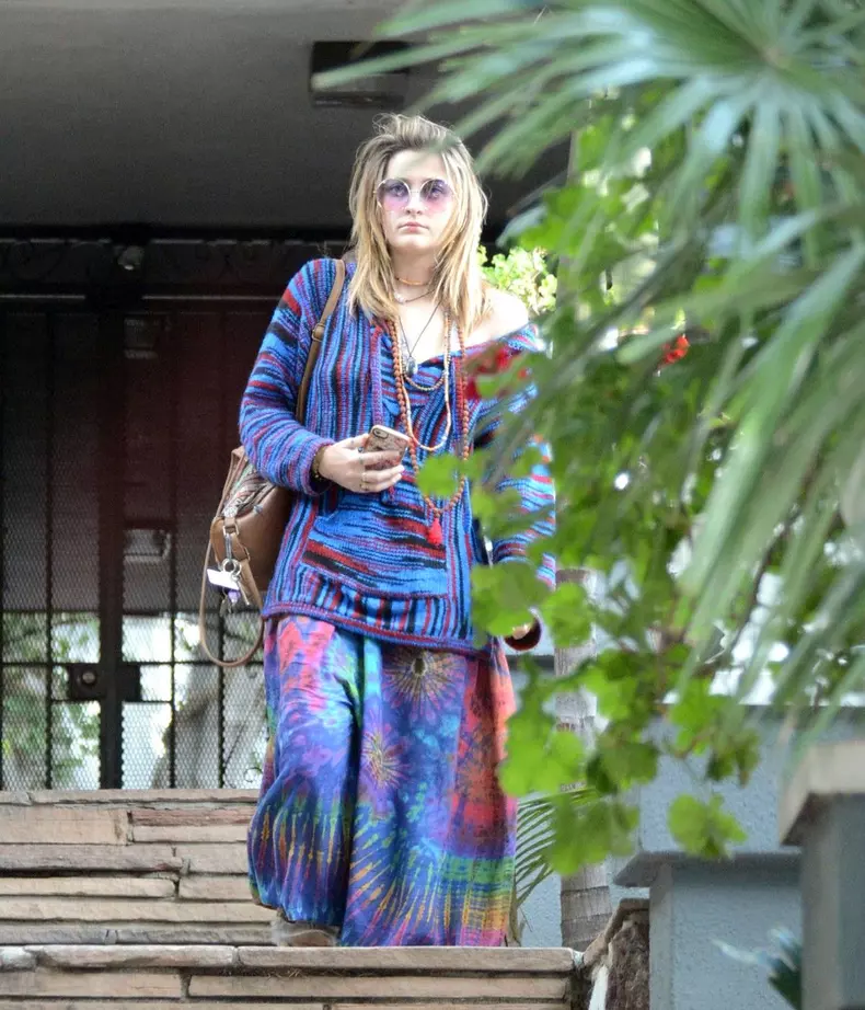PREMIUM EXCLUSIVE Paris Jackson Shops At Smoke Shop On The Sunset Strip