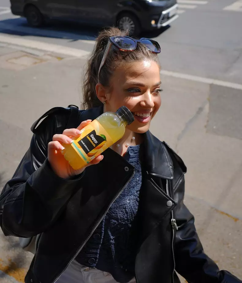 Viața nu are buton de pauză, dar are momente care te trezesc și te ajută să nu mai fii zoned out. O gură de Cappy Lemonade cu aromă de Lamâi Delicioase și sunt din nou prezentă și plină de energie!  #Ca (1)