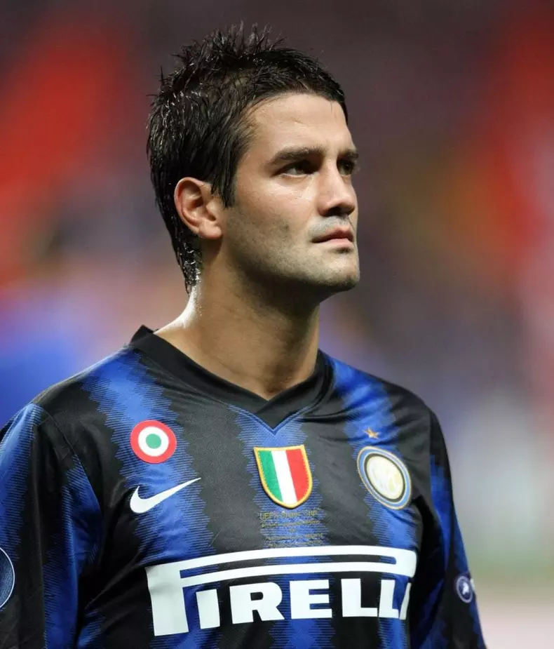 cristi-chivu-inter-27-august-2010-875x1024-1.jpg