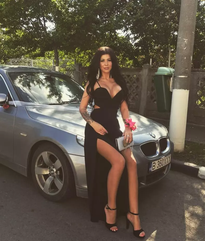 Geanina de la Insula Iubirii s-a făcut brunetă şi are silicoane uriaşe