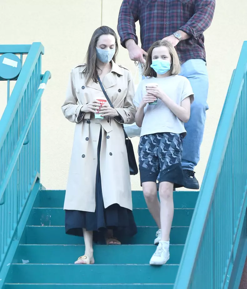 EXCLUSIVE: Angelina Jolie Heads Out With His Daughter in Los Angeles.