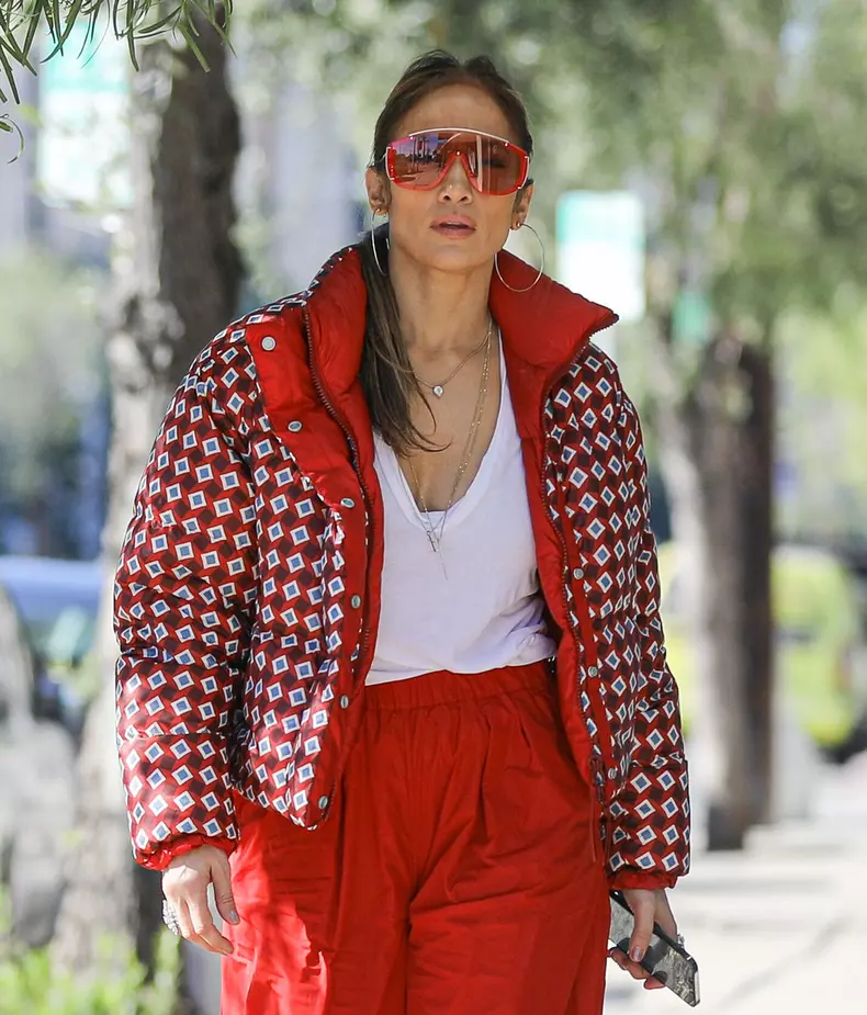 PREMIUM EXCLUSIVE Jennifer Lopez dresses in red for Christmas