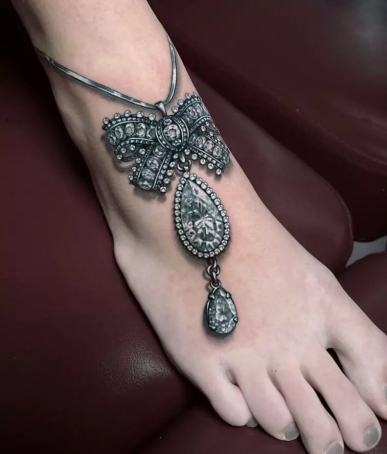 American-tattoo-artist-creates-amazing-tattoos-that-imitate-jewelry-on-the-body-61efbef509300__880