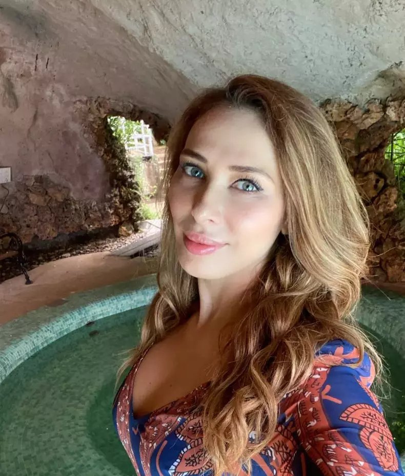 iulia-vantur-ironizata-7-873x1024-1