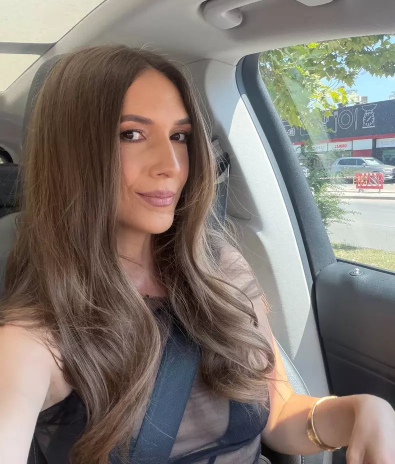 Adela Popescu in masina