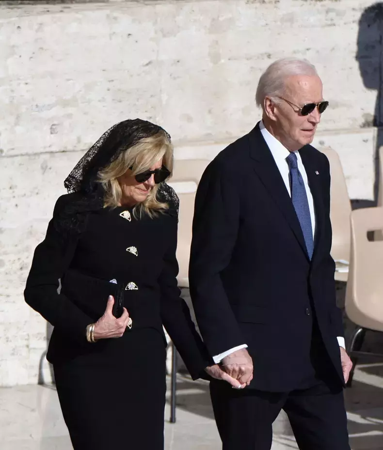 joe-biden-si-jill-biden-funeralii-papa-francisc-2