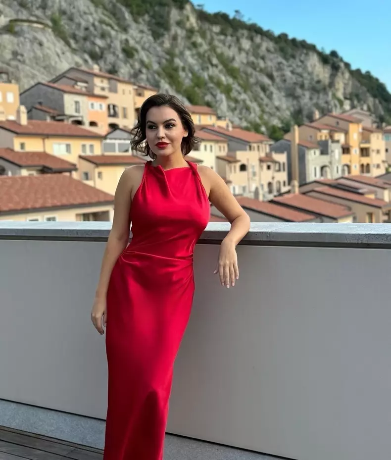 Romina Gingașu într-o rochie roșie de 160 de lei în Trieste, Italia, septembrie 2024