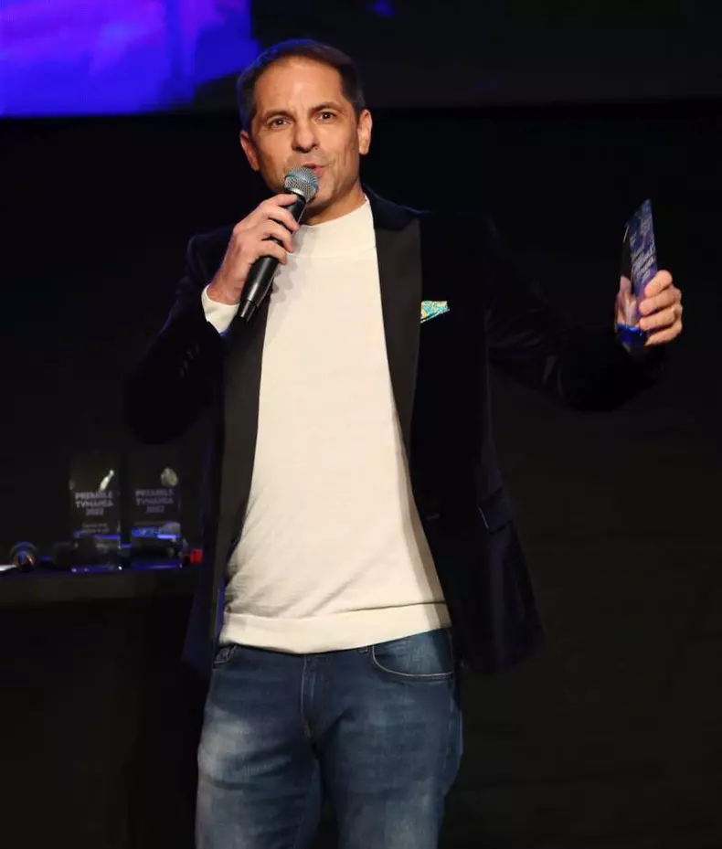 dan-negru-discurs-emotionant-pe-scena-premiilor-tvmania-2022.-ce-a-spus-despre-regretatul-andrei-gheorghe-871x1024-1
