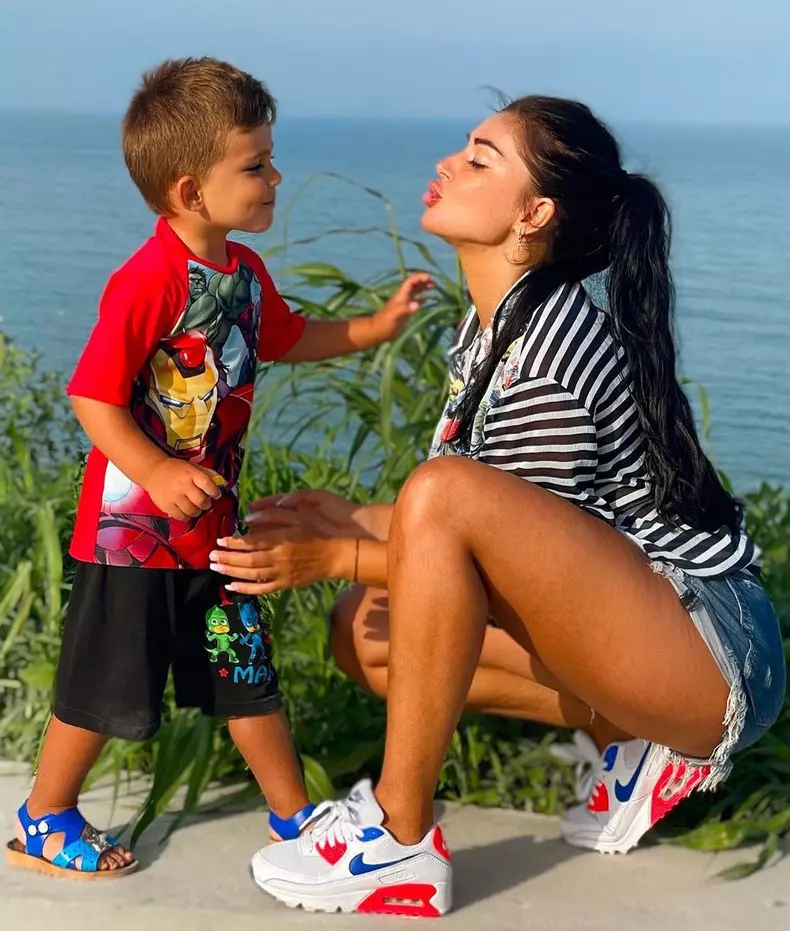 Elena Ionescu și fiul ei, Răzvan