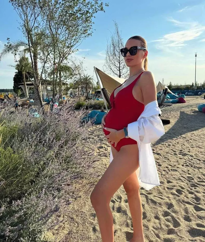 iustina insula iubirii in costum de baie