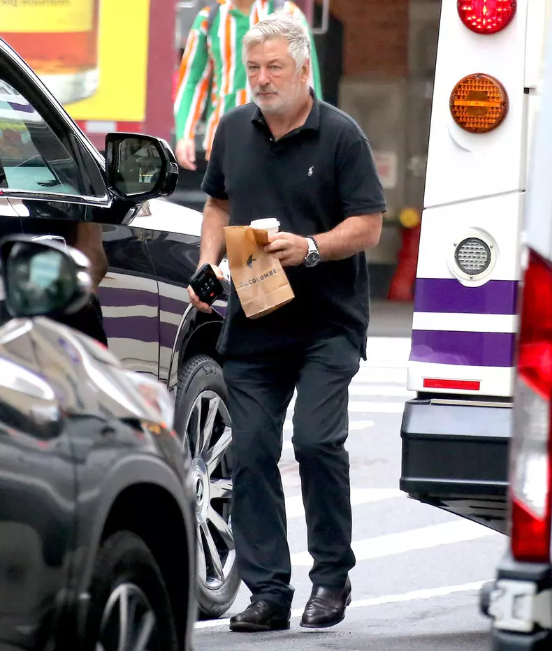 Alec Baldwin, acuzat de omor prin imprudență în cazul împușcării fatale a regizoarei Halyna Hutchins. Ce riscă acum actorul