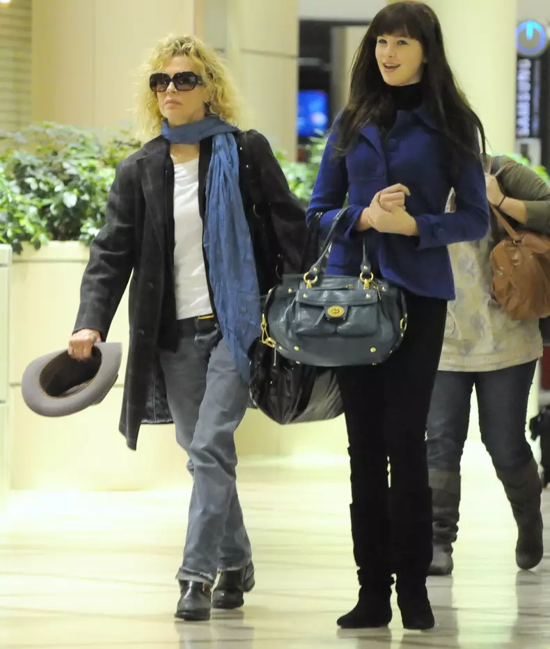 Kim Basinger (aici alături de fiica ei Ireland) a devenit mamă la 41 de ani.