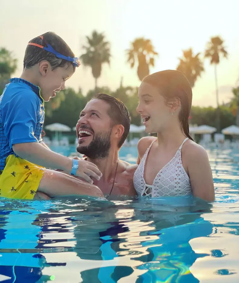 Jorge și copiii lui, Karina și David